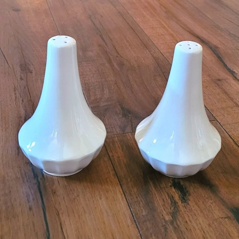 Vintage Johnson's Brothers Heritage Salt and Pepper‎ Shakers